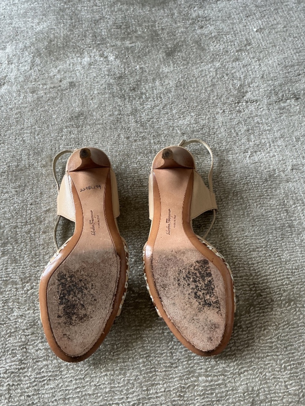 FERRAGAMO Beige Woven Strappy Slingbacks Wooden Heels Size 6 - Picture 5 of 5